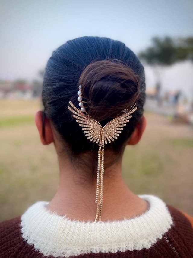 Angels wings bun gripper gold